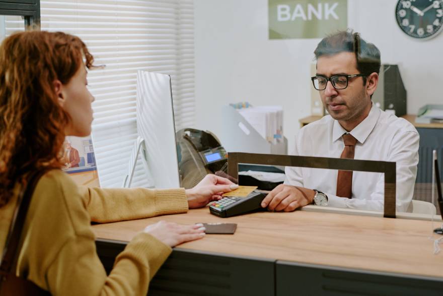 Devojka u banci sa bankarom
