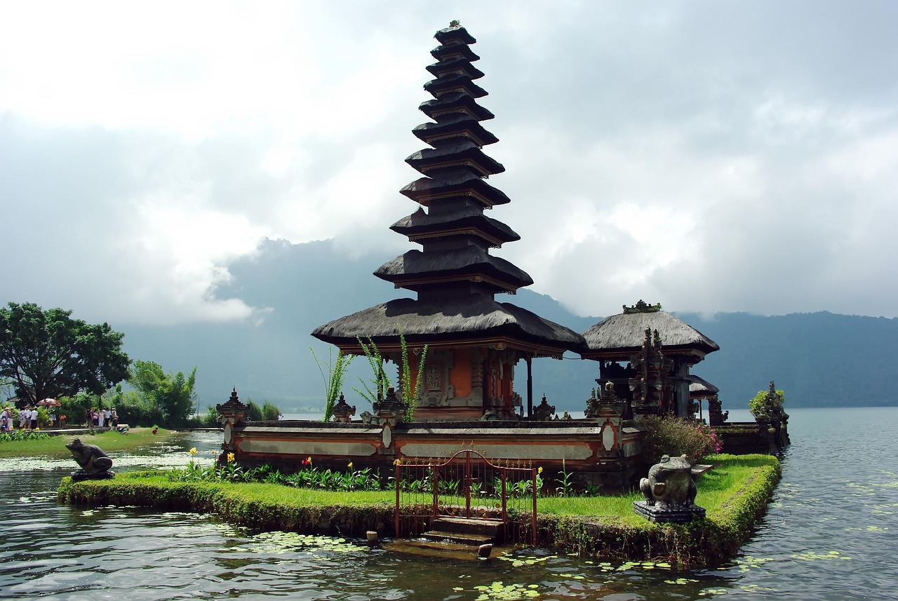 Pagoda u sred vode na ostrvu Bali