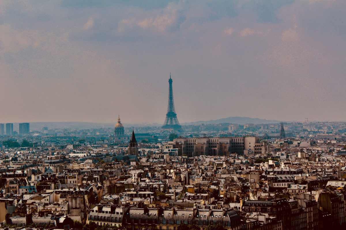 Grad Pariz u Francuskoj sa pogledom na Ajfelov toranj.