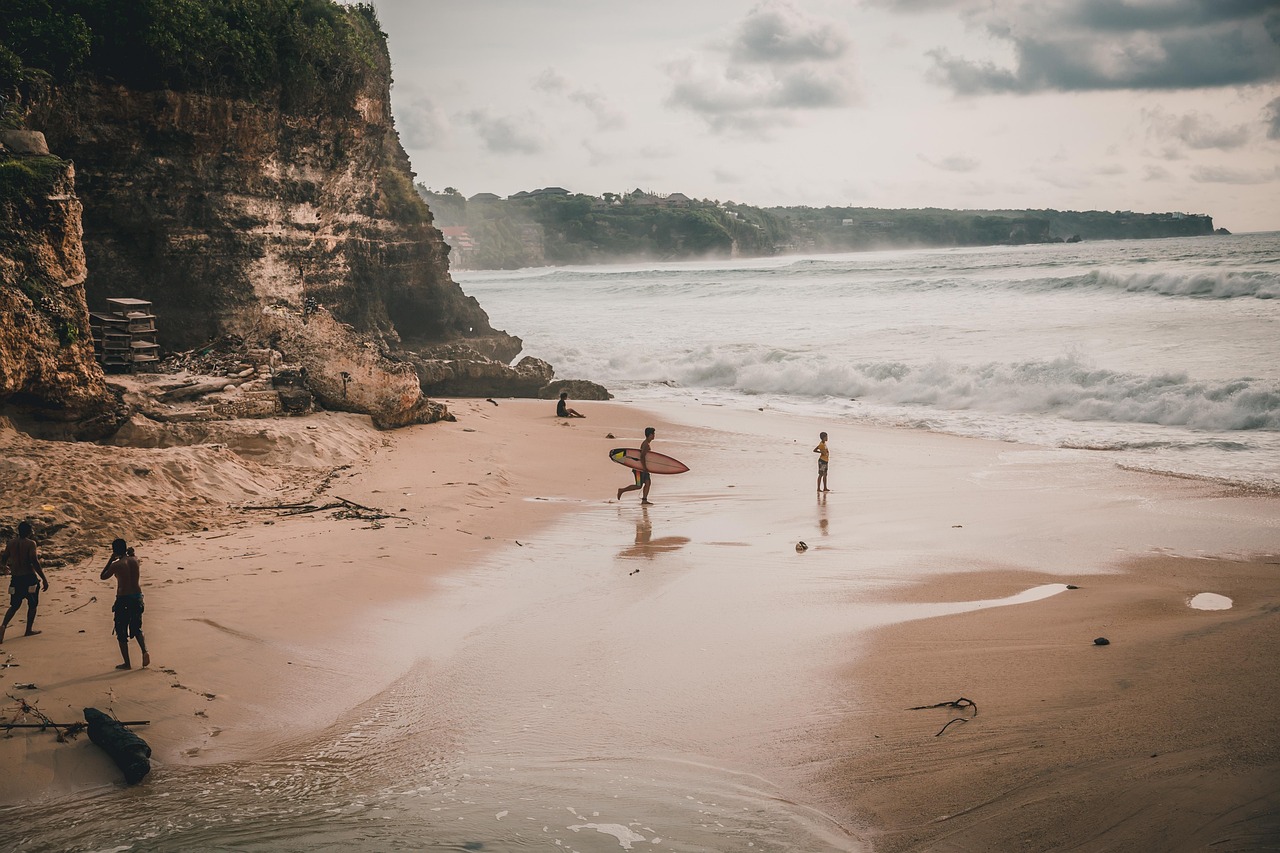 Ljudi na plaži sa daskama za surf