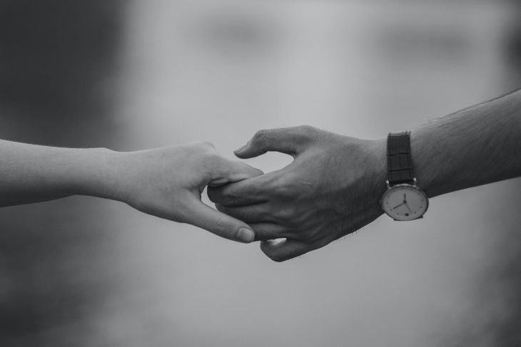 Muška i ženska ruka kako se drže.