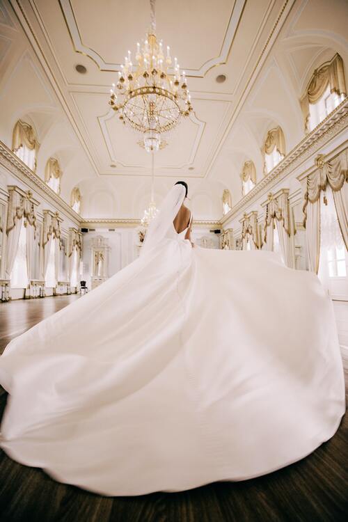 Zena u vencanici na svom vencanju u predivnoj sali.